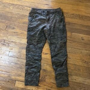 Women’s Camo Cargo pants size 6 gently used